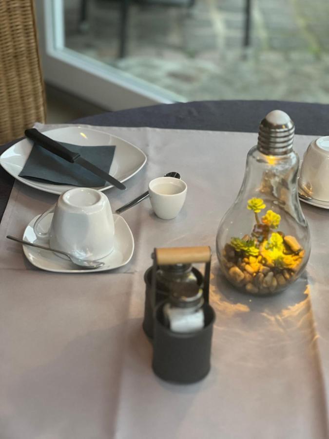 Hotel Zur Wasserburg Kerpen  Eksteriør billede